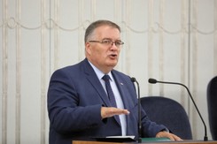 Dera uzasadnia podwyżki: Zszokowało mnie, że skarbnik Warszawy zarabia trzy razy tyle co minister finansów