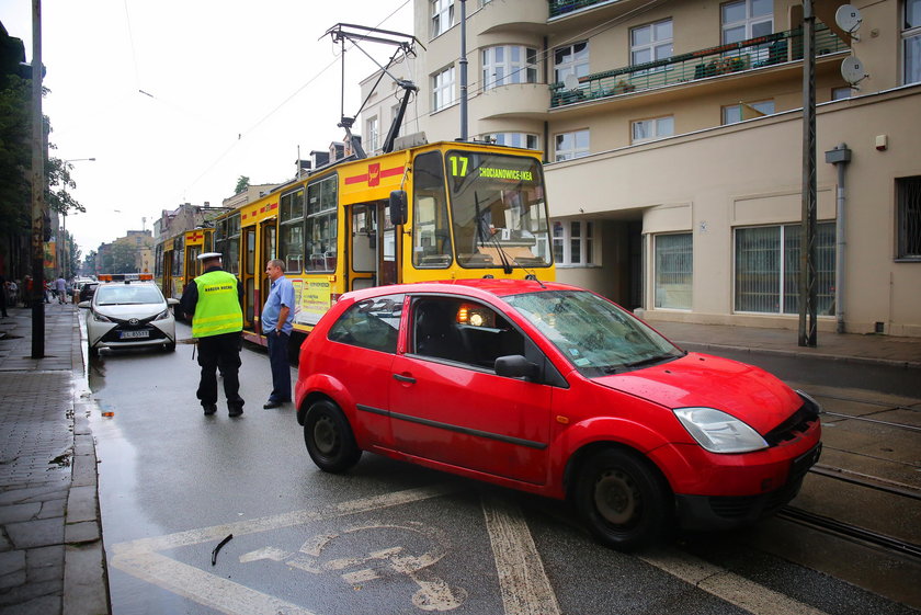 Kolizja na Gdańskiej. Osobówka zderzyła się z tramwajem 