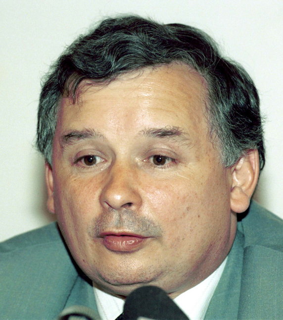 6.08.1995 Lider Porozumienia Centrum Jarosław Kaczyński podczas konferencji prasowej