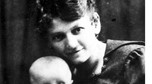 Karol Wojtyła z mamą Emilią z Kaczorowskich, ok. 1920 r.