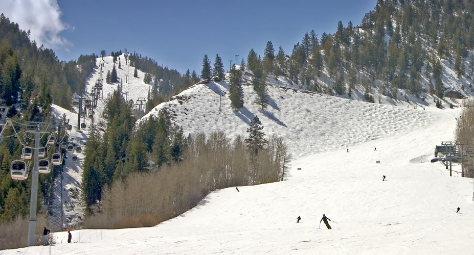 Aspen – miejscowość turystyczna i duży ośrodek narciarski w Stanach Zjednoczonych mieszcząca się w hrabstwie Pitkin stanu Kolorado. Nazywana zimową stolicą USA