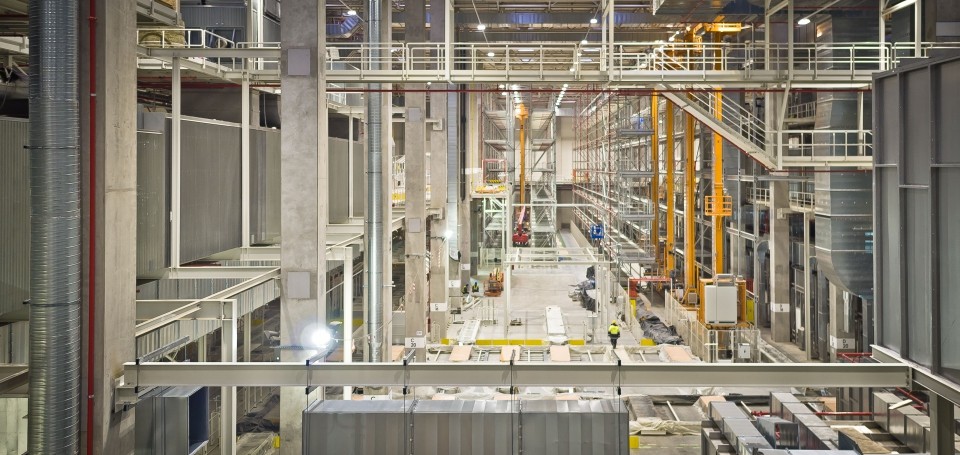 Jak dodał, trwają szkolenia pracowników montażu. „We współpracy z dostawcami prowadzimy testy wydajnościowe, by osiągnąć odpowiednie tempo produkcji seryjnej. Fabryka jest już w pełni wyposażona we wszystkie potrzebne media: elektryczność, wodę i sprężone powietrze” – podał.
<br>
Volkswagen Poznań jest obecnie największym pracodawcą w regionie, zatrudniającym w swoich zakładach ponad 8 tys. pracowników. W przyszłym roku ma zatrudniać blisko 9,5 tys. osób, z tego ponad 2 tys. w zakładzie we Wrześni. Planowane zatrudnienie w 2018 roku przekroczy 10,3 tys., ponad 2,8 tys. pracowników stanowić będzie załoga nowej fabryki.