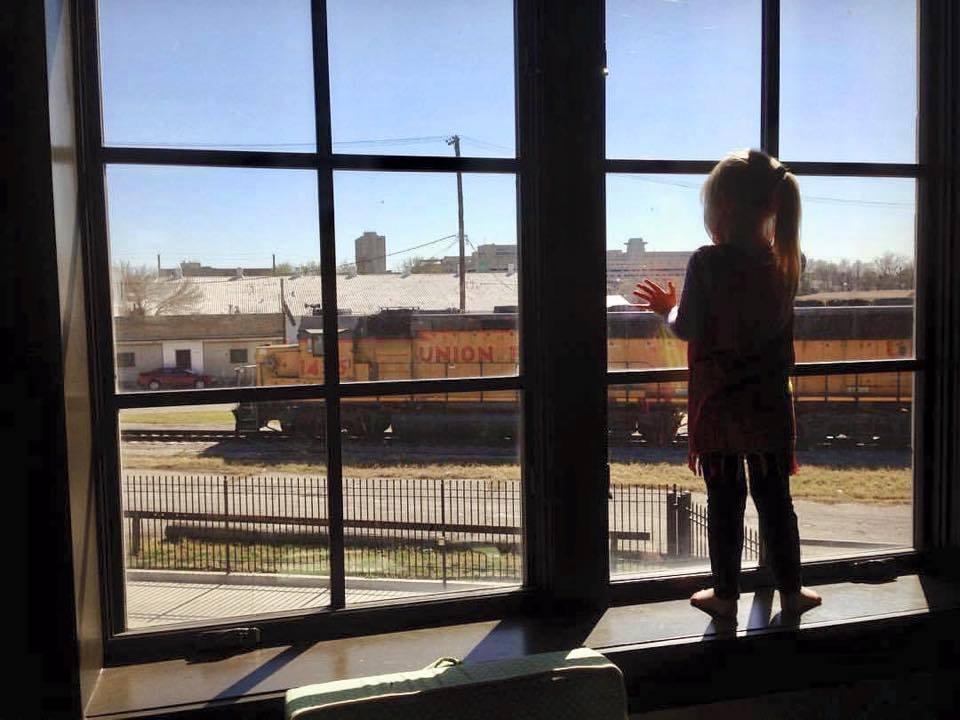 A kislány minden nap integetett a vonatnak. 3 év múlva csak a könnyező anya  állt az ablakban egy üzenettel - Blikk Rúzs