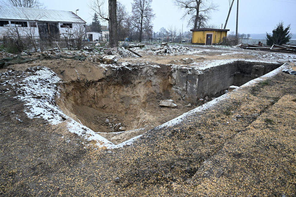 Teren suszarni zbóż w Przewodowie. W listopadzie w gospodarstwo uderzyła rakieta. W wyniku eksplozji zginęło dwóch mężczyzn — traktorzysta i kierownik magazynu zbóż. 15.11.2022 r.