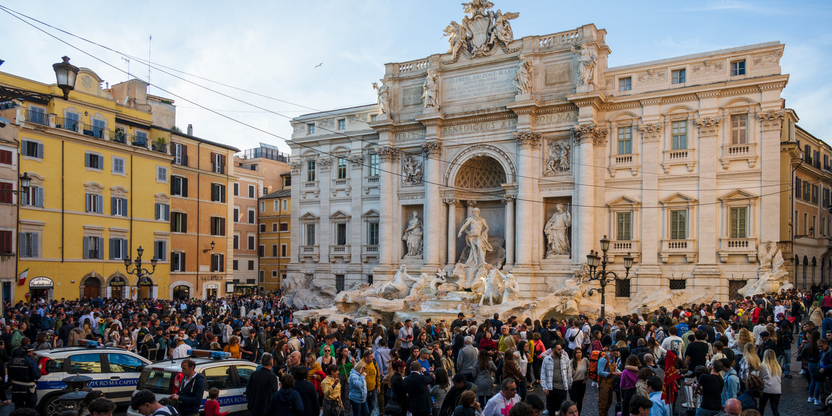 Tłum turystów w Rzymie.