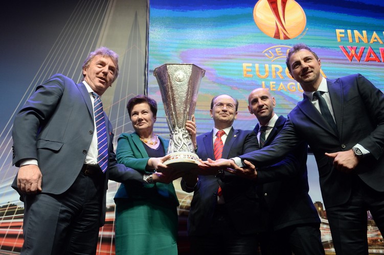 Trofeum Ligi Europy w rękach prezydent Warszawy Hanny Gronkiewicz-Waltz