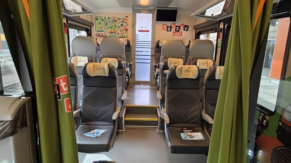 Wnętrza pociągu Leo Express, część klasy ekonomicznej dla rodzin z dziećmi