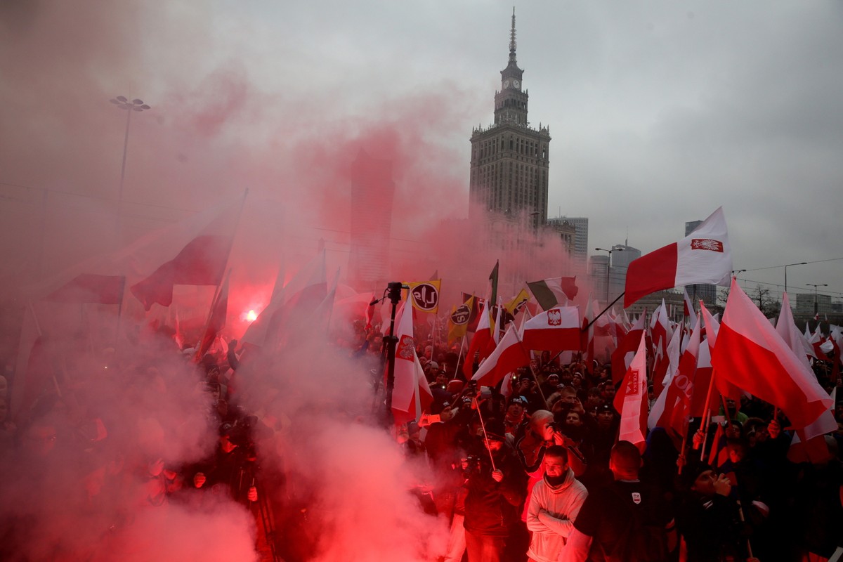 Uczestnicy Marszu Niepodległości 2016, 11 bm. Tegoroczny marsz organizowany pod hasłem "Polska bastionem Europy" przeszedł ulicami Warszawy z ronda Dmowskiego na błonia Stadionu Narodowego.