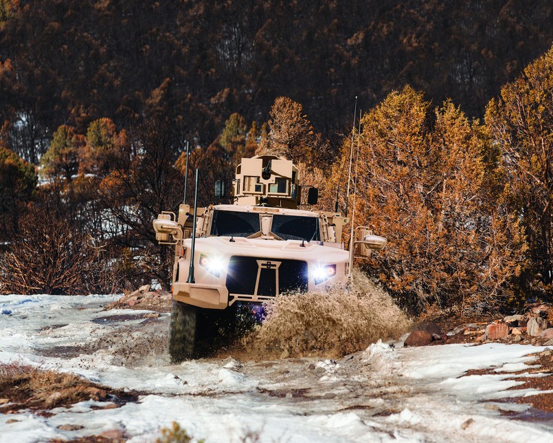 Amerykańska armia i marynarka wojenna przesiada się na nowe pojazdy - humvee idą na emeryturę. Departament Obrony USA podpisał właśnie kontrakt z firmą Oshkosh Defence na dostawę samochodów dla wojska…