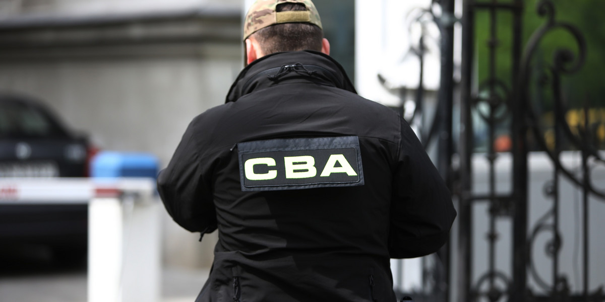 Naczelnik Urzędu Skarbowego w Ostrowi Mazowieckiej został odwołany ze stanowiska po tym, jak CBA złapała go na dzieleniu łapówki