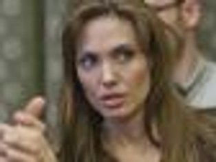 Polityczny wymiar piersi Angeliny Jolie