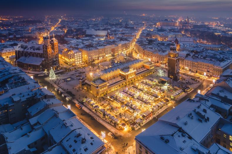 Kraków w bożonarodzeniowych dekoracjach pokryty śniegiem