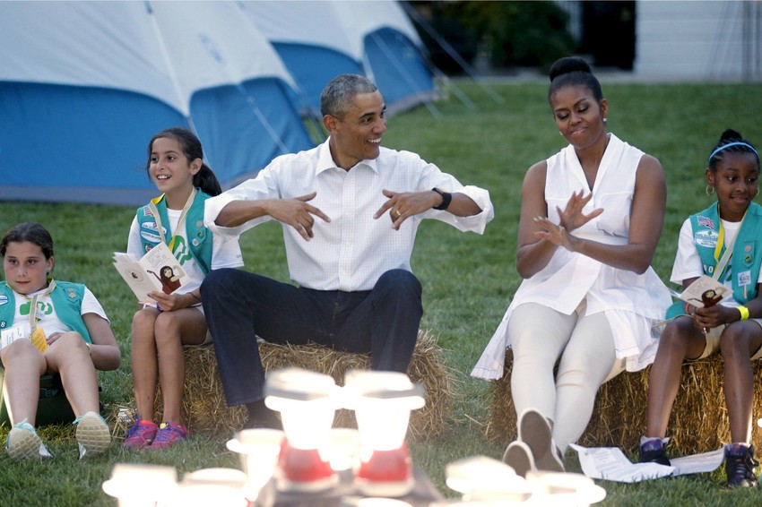 Devojčica (skroz levo) bukvalno je pala sa stolice u društvu Baraka Obame
