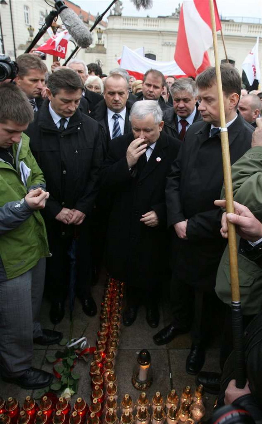 Kaczyński lansuje sie pod krzyżem