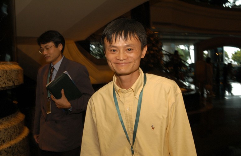Jack Ma urodził się 15 października 1964 roku w chińskim mieście Hangzhou (prowincja Zheijang). Jego dzieciństwo przypadło na okres jednej z najmroczniejszych kart Chińskiej Republiki Ludowej, czyli sławetnej rewolucji kulturalnej Mao Zedonga.
<br><br>
Od najmłodszych lat wielkim marzeniem Jacka Ma było opanowanie języka angielskiego. W czasach szkolnych codziennie udawał się w 45-minutową podróż rowerem do jednego z pobliskich hoteli, aby szlifować swój angielski w czasie rozmów z zagranicznymi turystami.