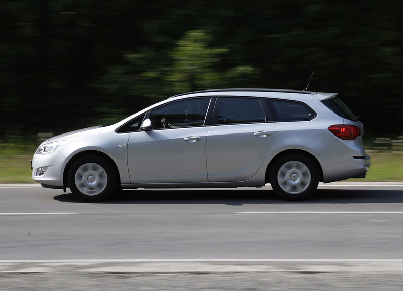 Chevrolet Cruze Kombi kontra Opel Astra Sports Tourer: które kombi jest lepsze