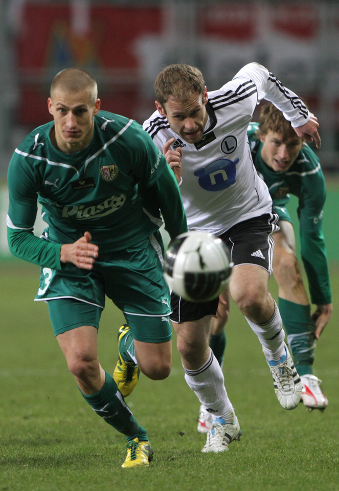 Legia - Śląsk: Michal Hubnik (C) oraz Piotr Celeban (L) i Tadeusz Socha (P)