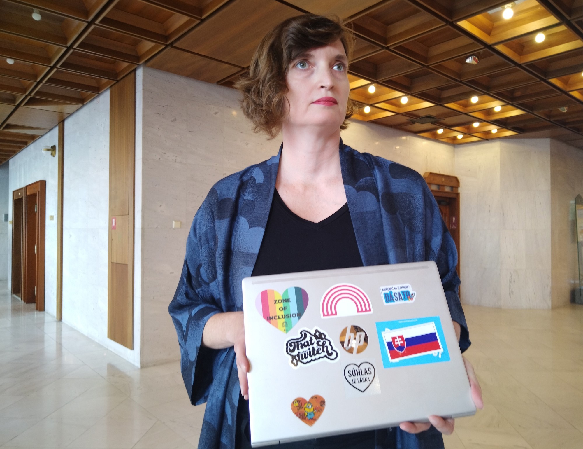 Opozičná poslankyňa Lucia Plaváková ukazuje počítač s nálepkami, za ktoré ju podpredseda parlamentu Danko vykázal z rokovacej sály.