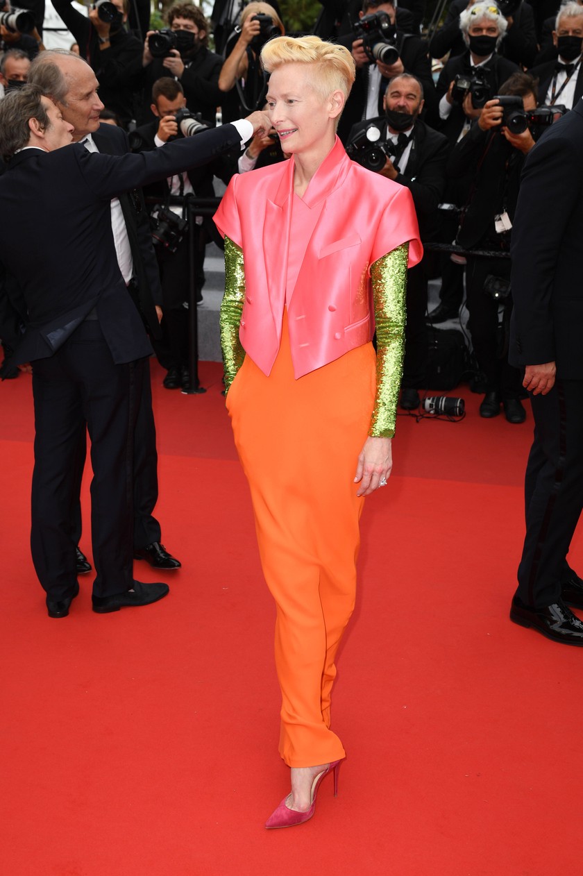 Und Swintons ausgefallenes Outfit ist von Haider Ackermann und die Schuhe von Louboutin.