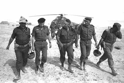 Generał Ariel Szaron na pustyni Negev