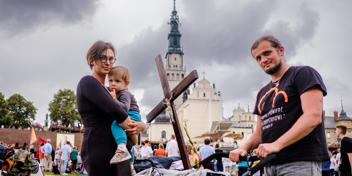 Sierpniowe pielgrzymki na Jasną Górę w Częstochowie. Paulina (35 l.) , Samuel (1,5 l.) , Benjamin (4 l.) oraz Jakub (37 l.) Kiersikowscy z Warszawy.