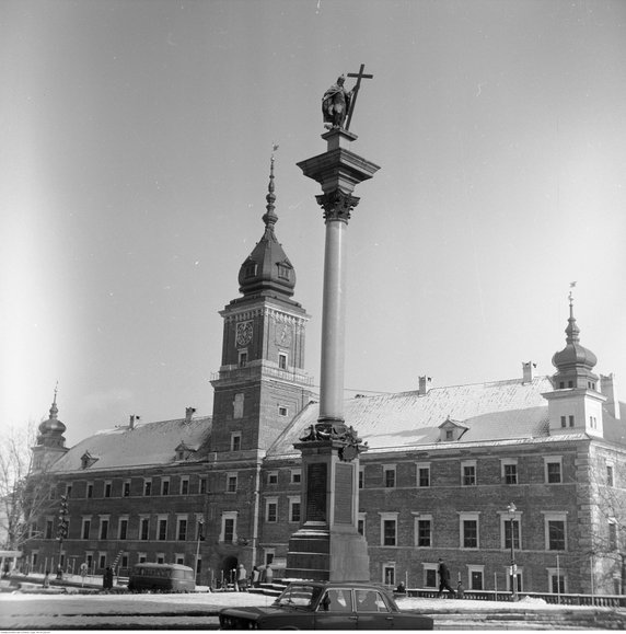 Zamek Królewski i Kolumna Zygmunta - widok od pl. Zamkowego (1975 r.)