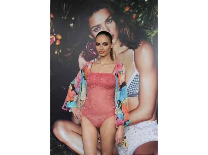 Dziewczyny są gorrrące - pokaz bielizny i strojów kąpielowych marki Etam z kolekcji lato 2011