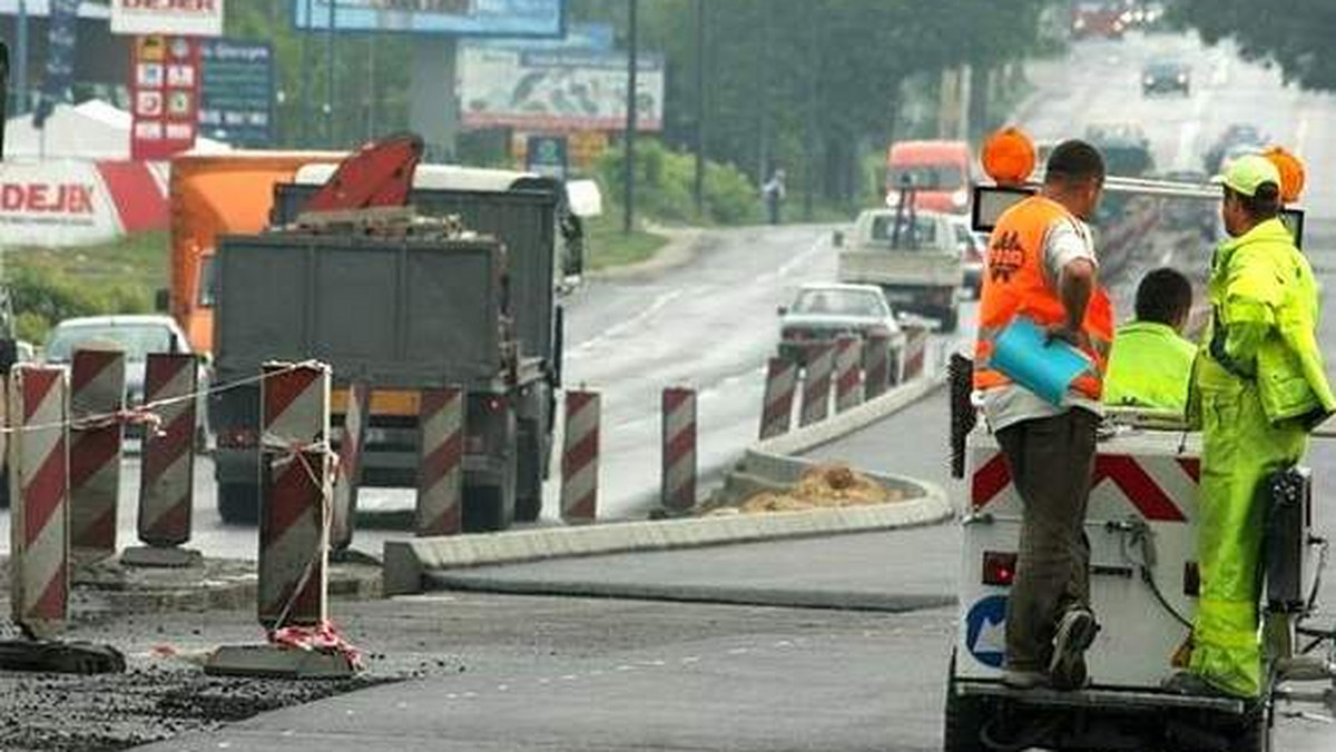 Skrzyżowanie al. Kraśnickiej i Bohaterów Monte Cassino ma być bezpieczniejsze. Zostanie przebudowane przy okazji montażu nowej trakcji trolejbusowej biegnącej od ul. Armii Krajowej do al. Kraśnickiej. Wczoraj Zarząd Dróg i Mostów ogłosił przetarg na wykonanie robót.