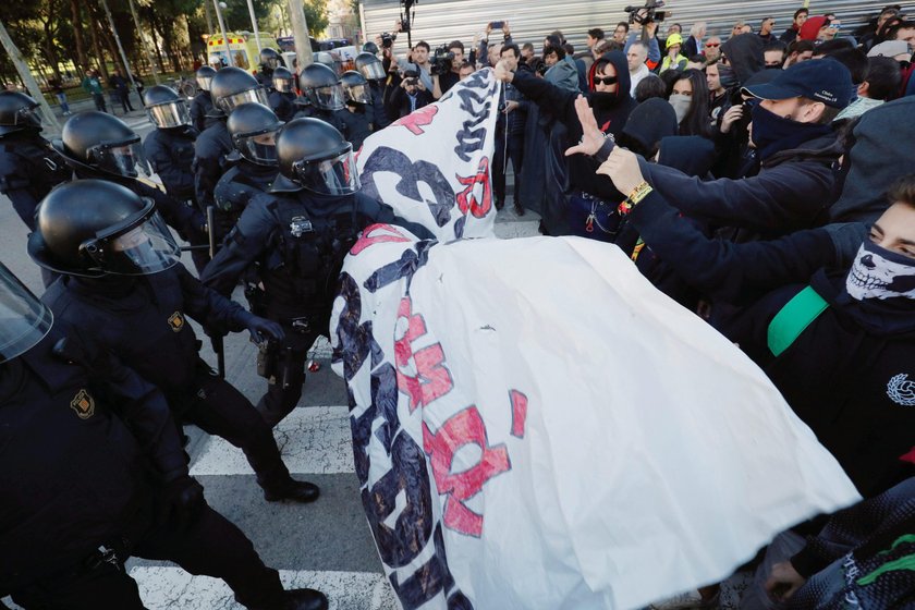 Mossos d'Esquadra police officers and protesters from Committees for the Defence of the Republic (CD