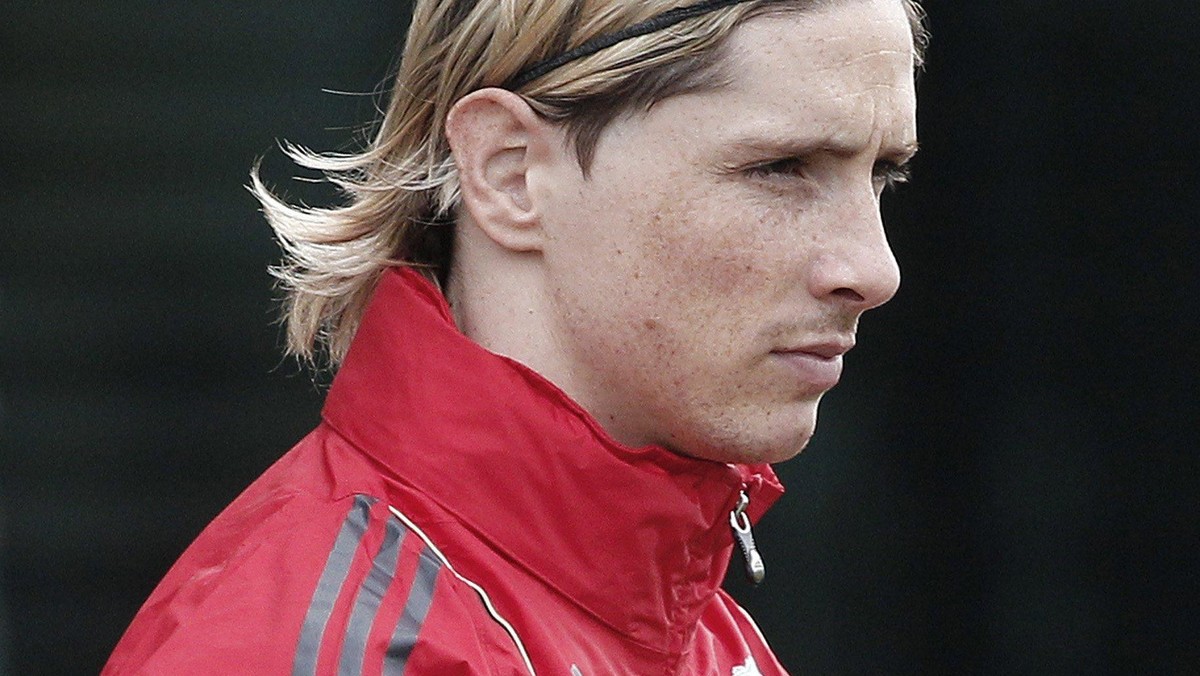 Fernando Torres ma problemy z kolanem, którym mogłaby zapobiec wizyta u specjalisty w Barcelonie. Jednak z powodu pyłu wulkanicznego, który spowił niebo nad całą Europą, lot do Katalonii nie jest obecnie możliwy. Dlatego istnieje ryzyko, że Hiszpan nie zagra w poniedziałek w ligowym meczu z West Hamem United, który może zadecydować o być albo nie być Liverpoolu w przyszłym sezonie Ligi Mistrzów.