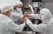 Naukowcy NASA otwierający próbkę z Księżyca