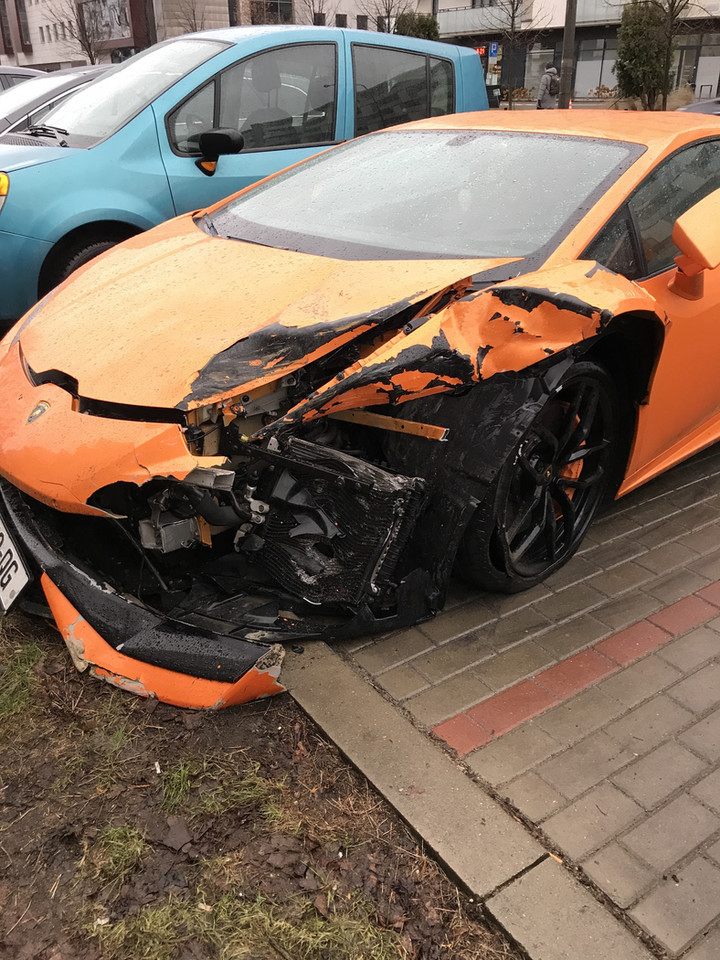 Kierowca Lamborghini uciekł z miejsca zdarzenia