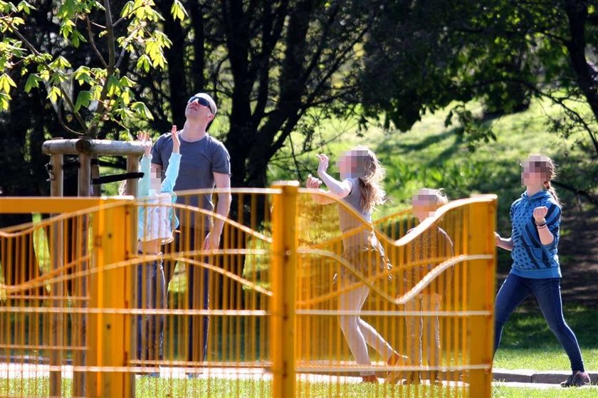 Aktor "Licencji na wychowanie" z dziećmi na pikniku. Foto