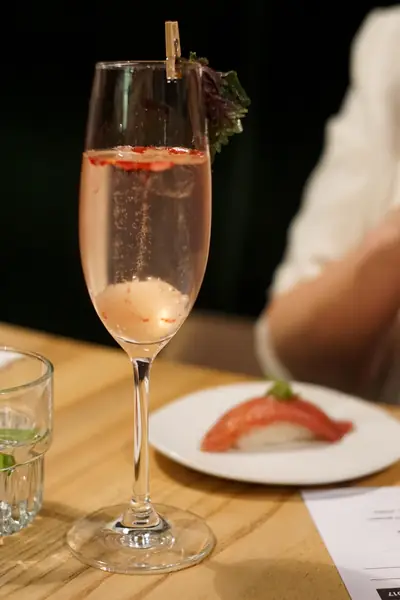 Nigiri z otoro, prosecco, liczi, napar z hibiskusa, shiso