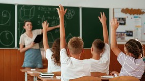 Gdzie jest MEN? Szkoły miały działać inaczej. Uczniowie wciąż kończą lekcje o 19.00