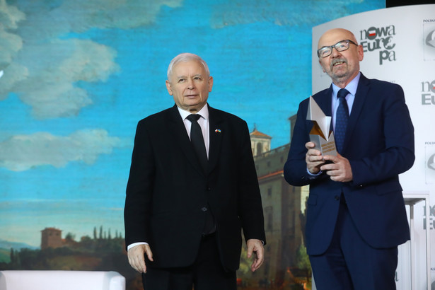 Laureat Nagrody im. Prezydenta RP Lecha Kaczyńskiego prof. Ryszard Legutko (P) i wicepremier, prezes PiS Jarosław Kaczyński (L) na XII Kongresie Polska Wielki Projekt