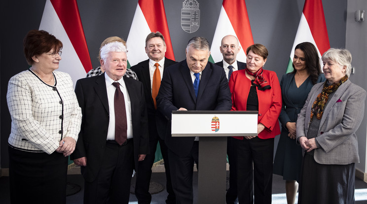 Orbán Viktor aláírta a 13. havi nyugdíj kifizetéséről szóló rendeletet / MTI/Miniszterelnöki Sajtóiroda/Fischer Zoltán