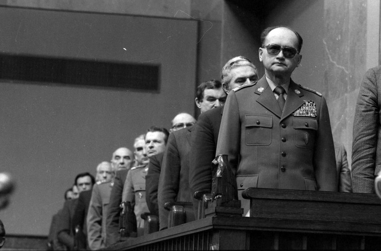 Obrady Sejmu w 1982 roku. Na pierwszym planie gen. Wojciech Jaruzelski, w tle - gen. Czesław Kiszczak