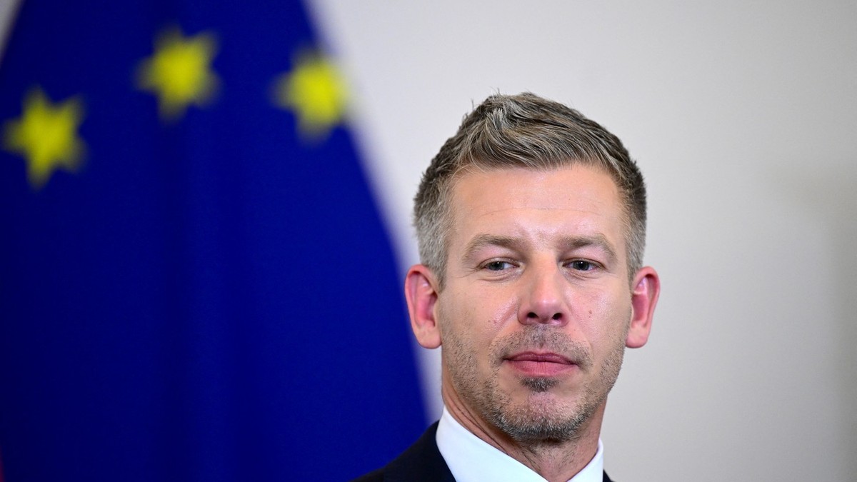 Ovo je devojka Petera Mađara: Krišom snimljen na aerodromu