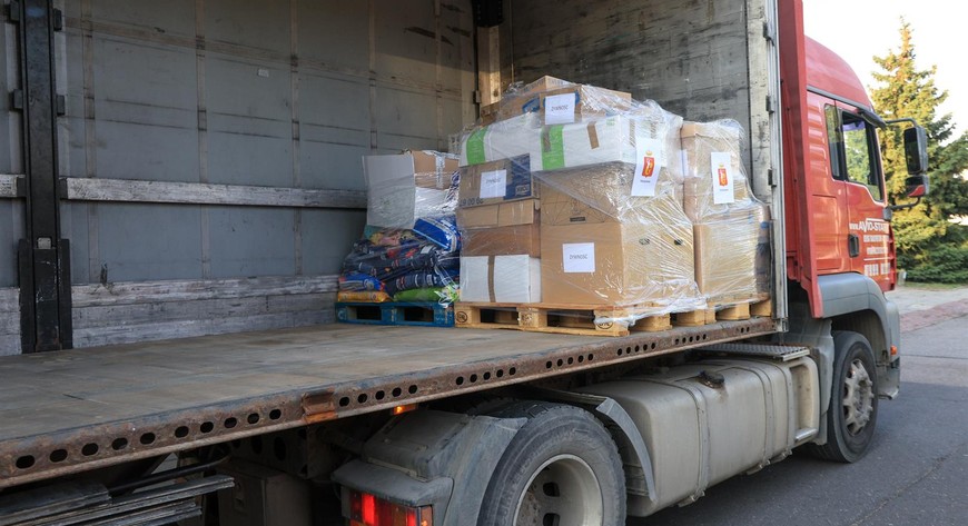 We wtorek wyruszył pierwszy konwój z pomocą dla poszkodowanych: dwa tiry, cztery transportery i cztery beczkowozy. Skierował się do Lądka-Zdroju, Nysy i Kłodzka. Zabrał m.in. 35 palet wody w butelkach i ok. 50 palet żywności, artykułów chemicznych i higienicznych