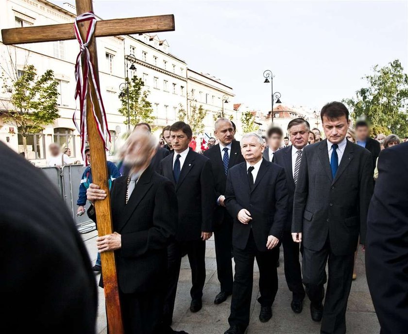 Kaczyński o krzyżu: Jesteśmy narodem katolickim i....