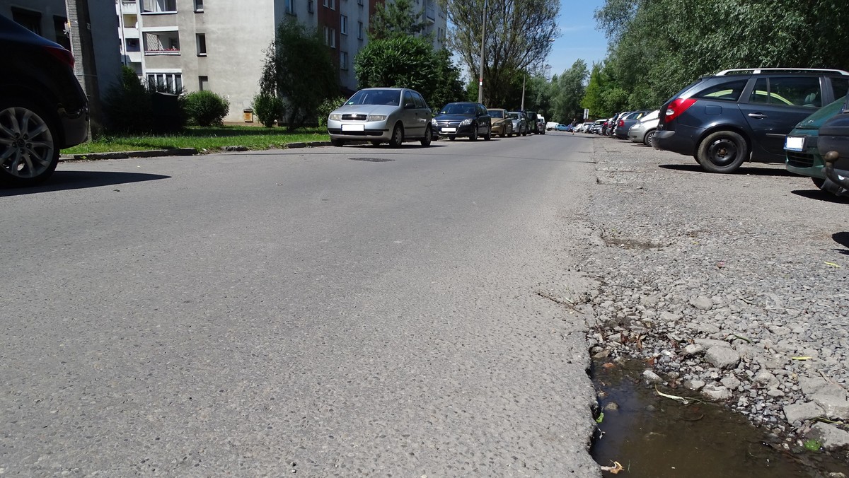 Wspólnota mieszkaniowa budynków przy ulicy Lipskiej 59 i 61 zabroniła przejazdu przez część drogi osiedlowej. Ustawiono znaki zakazu ruchu w obu kierunkach. Z drogi korzystać mogą jedynie mieszkańcy ze specjalnym identyfikatorem. Tymczasem zakaz przejazdu oznacza spory problem dla krakowian mieszkających przy ulicy: Lipskiej i Myśliwskiej. Teraz kierowcy chcący przejechać z jednego końca osiedla na drugi muszą nadkładać drogi.