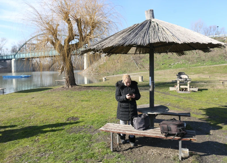 Majka dečaka na keju čeka da se njen sin odnekud pojavi...