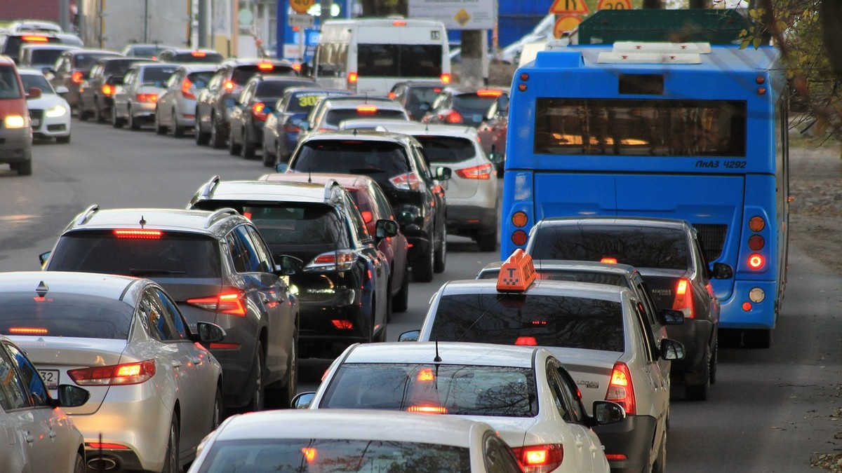 Balesetek és torlódások nehezítik a közlekedést: mutatjuk, merre a legrosszabb a helyzet
