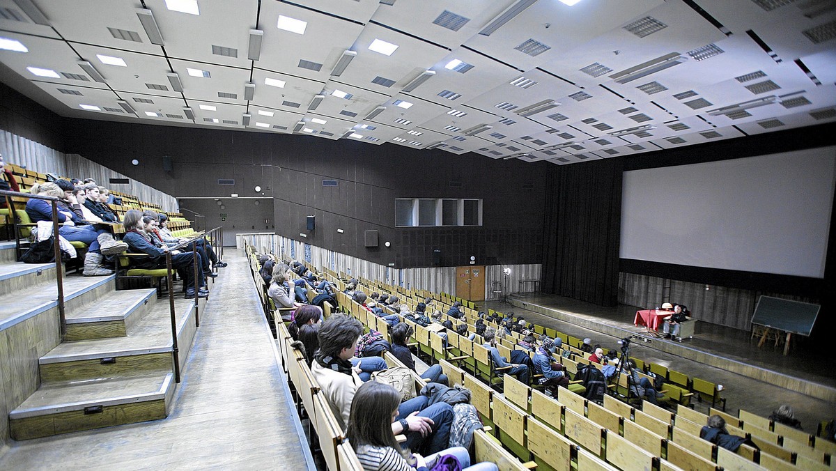 Szykuje się prawdziwa rewolucja na studiach - podaje "Rzeczpospolita". Nauka na popularnych kierunkach będzie ograniczona, ale uczelnie lepiej przygotują do zawodu.