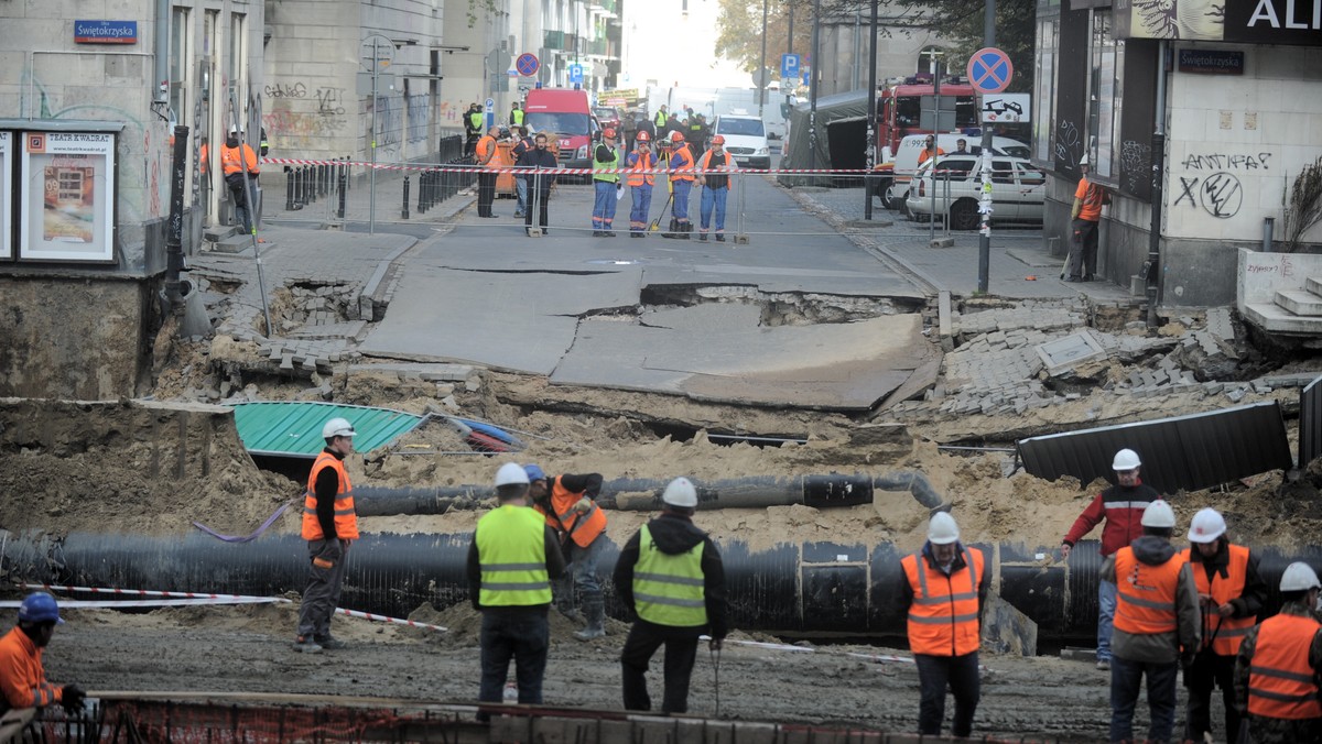 - Odbyło się posiedzenie zespołu zarządzania kryzysowego i będziemy podejmować decyzję. Przewidujemy, że do ok. godz. 15 wszystkie ulice zostaną otwarte. Co do tramwajów nie chciałbym się wypowiadać - powiedział wiceprezydent Warszawy Jacek Wojciechowicz.