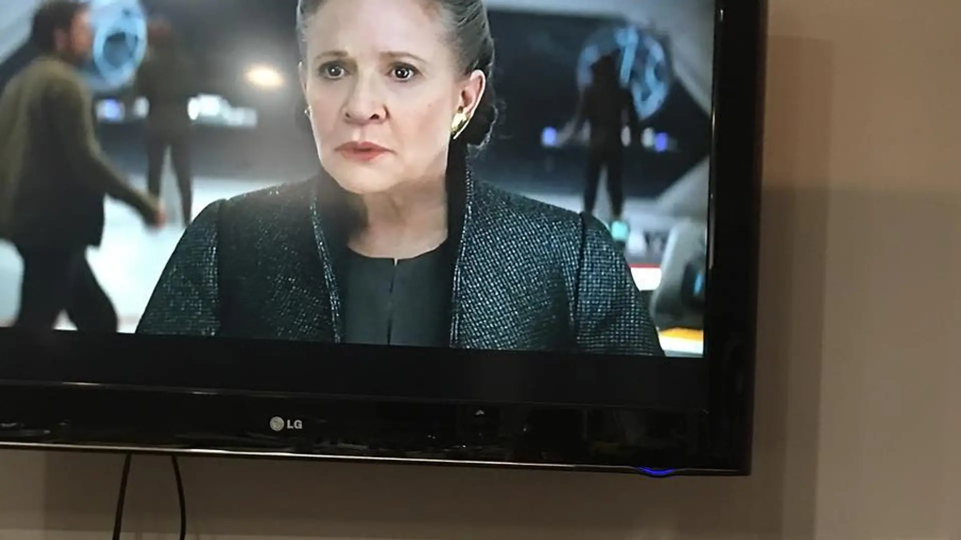 Pies zmarłej Carrie Fisher ogląda trailer nowych "Gwiezdnych wojen". Jego mina mówi wszystko