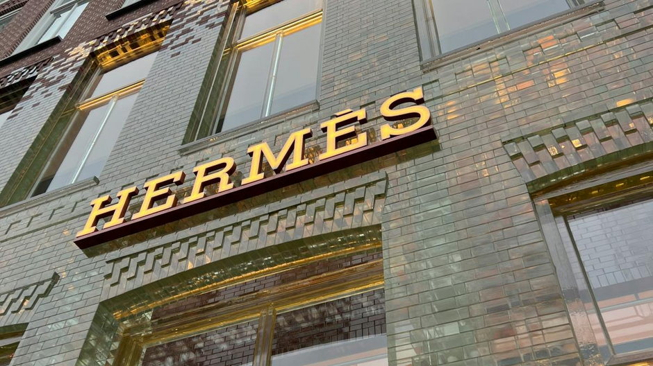 Logo marki Hermes nad witryną sklepową