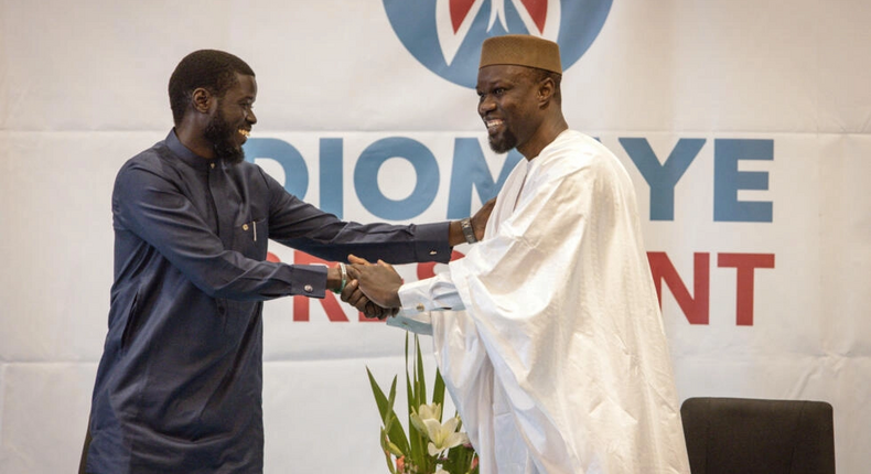 Ousmane Sonko (à droite) et Diomaye Bassirou Diomaye Faye (à gauche), en conférence de presse à Dakar le 15 mars 2024 AFP