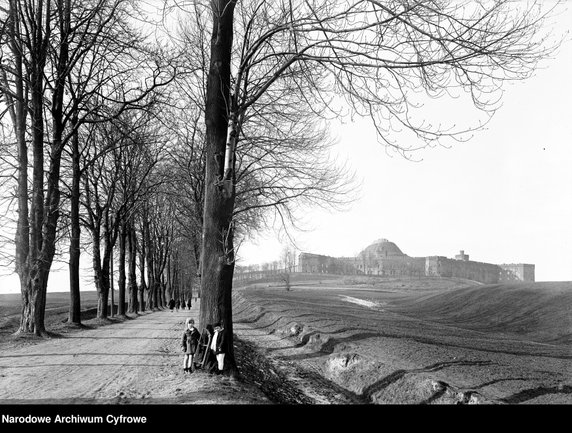 Dzieci z sankami przy drodze prowadzącej do Kopca Kościuszki. 1930 r.